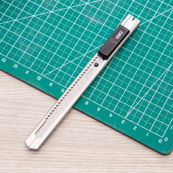 Deli Retractable Utility Knife Cutter with 13 Snap Off Blades