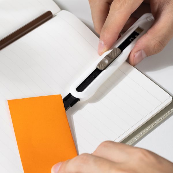 Deli Nusign Retractable Utility Knife Cutter 137x20x15mm