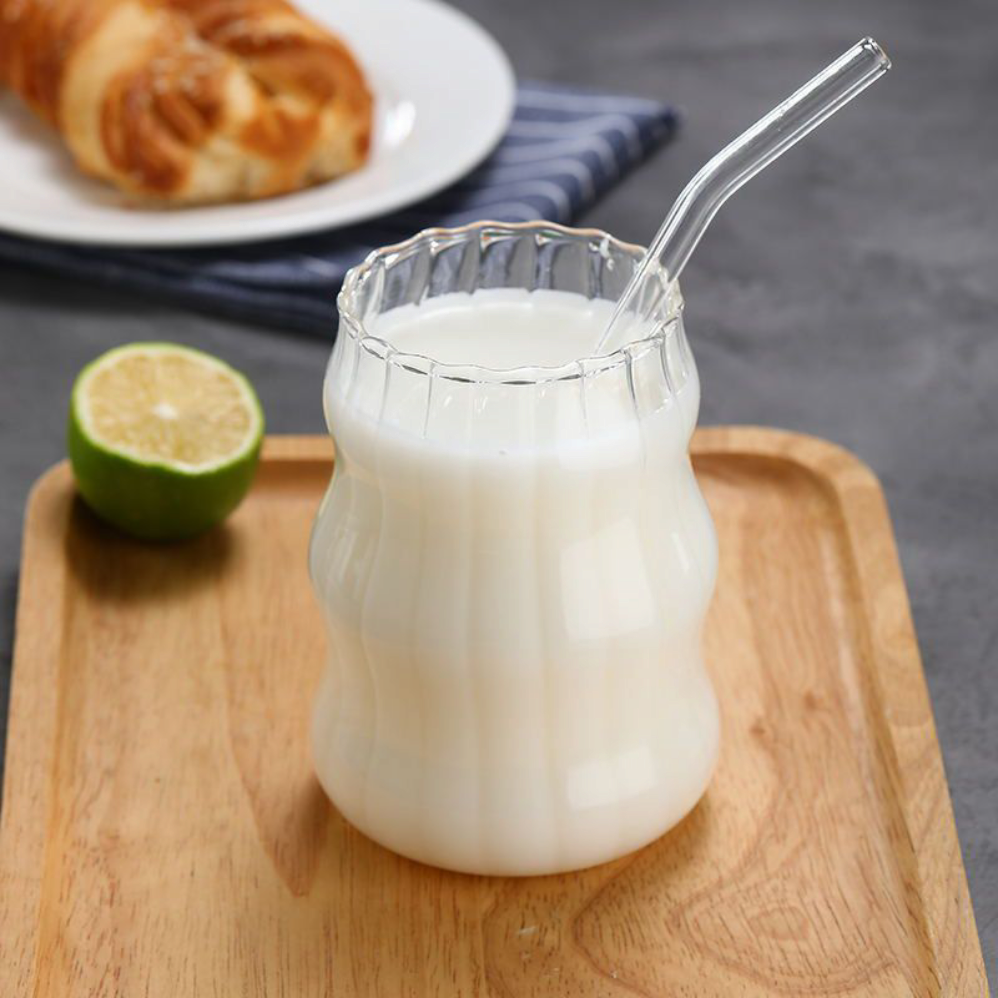 Glass Drinking Wavy Cup Ribbed with Bamboo Lid & Glass Curved Straw 500ml 7x15cm