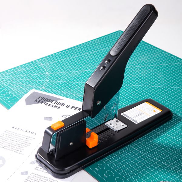 Deli Stapler 210-Sheet Heavy Duty