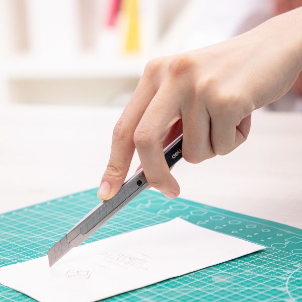 Deli Retractable Utility Knife Cutter with 13 Snap Off Blades